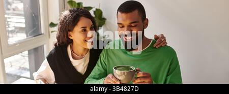 Un couple joyeux partage le rire et la chaleur autour du matcha latte dans un cadre de café charmant, bannière Banque D'Images