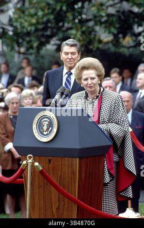 16 novembre 1988 - le président des États-Unis Ronald Reagan et le premier ministre Margaret Thatcher..le premier ministre Margaret Thatcher à la Maison Blanche, Washington, D.C. Amérique - 16 novembre 1988..le président des États-Unis Ronald Reagan, à gauche, écoute le premier ministre Margaret Thatcher de Grande-Bretagne, à droite, faire des remarques lors d'une cérémonie de bienvenue en son honneur sur la pelouse sud de la Maison Blanche à Washington, D.C. Thatcher est décédé d'un accident vasculaire cérébral à 87 le lundi 8 avril 2013. (Crédit image : ©Ron Sachs/CNP via ZUMA Wire) Banque D'Images