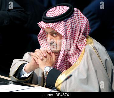 27 novembre 2007 - Annapolis, Maryland, États-Unis - Une photo de dossier datée du 27 novembre 2007 montre le ministre des Affaires étrangères Saud Al-Faisal de l'Arabie saoudite écoutant les discours d'ouverture de la Conférence d'Annapolis convoquée à l'Académie navale des États-Unis à Annapolis, Maryland, États-Unis. Le prince Saoud bin Faisal bin Abdulaziz Al Saoud est décédé de causes non divulguées le jeudi 9 juillet 2015. (Crédit image : ©Ron Sachs/CNP via ZUMA Wire) Banque D'Images
