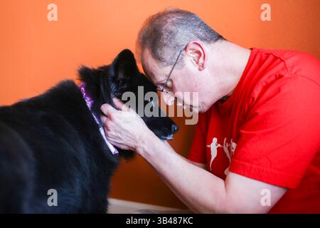 16 août 2015 - Wellington, Floride, États-Unis - EVE EDELHEIT | Times.David Gartner joue avec Daisy, dans leur maison de Wellington, Floride, le 16 août 2015. La famille Gartner est devenue Marguerite quand Lisa était enfant et maintenant son père est le principal gardien. Daisy a maintenant 13 ans. (Crédit image : © Eve Edelheit/Tampa Bay Times via ZUMA Wire) Banque D'Images