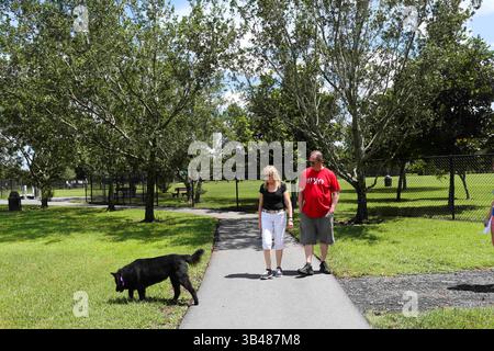16 août 2015 - Wellington, Floride, États-Unis - EVE Edelheit | Times.Jane et David Gartner marchent avec Daisy dans leur parc canin local à Wellington, Floride, le 16 août 2015. La famille Gartner est devenue Marguerite quand Lisa était enfant et maintenant son père est le principal gardien. (Crédit image : © Eve Edelheit/Tampa Bay Times via ZUMA Wire) Banque D'Images