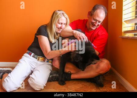 16 août 2015 - Wellington, Floride, États-Unis - EVE EDELHEIT | Times.Jane et David Gartner Pet Daisy, dans leur maison de Wellington, Floride, le 16 août 2015. La famille Gartner est devenue Marguerite quand Lisa était enfant et maintenant son père est le principal gardien. (Crédit image : © Eve Edelheit/Tampa Bay Times via ZUMA Wire) Banque D'Images