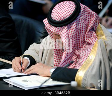 27 novembre 2007 - Annapolis, Maryland, États-Unis - Une photo de dossier datée du 27 novembre 2007 le ministre des Affaires étrangères Saud Al-Faisal de l'Arabie saoudite prend quelques notes lors des discours d'ouverture de la Conférence d'Annapolis convoquée à l'Académie navale des États-Unis à Annapolis, Maryland, États-Unis. Le prince Saoud bin Faisal bin Abdulaziz Al Saoud est décédé de causes non divulguées le jeudi 9 juillet 2015. (Crédit image : ©Ron Sachs/CNP via ZUMA Wire) Banque D'Images