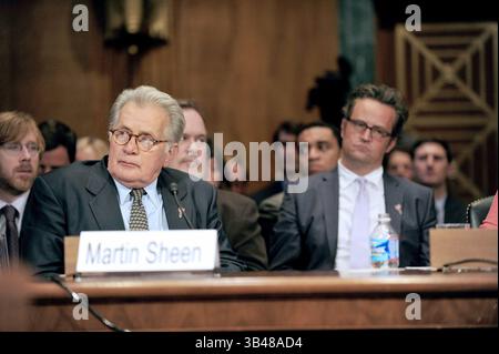 19 juillet 2011 - Washington, District of Columbia, États-Unis - L'acteur Martin Sheen (à gauche) témoigne lors d'une audience devant le Comité sénatorial des États-Unis sur le sous-comité judiciaire sur la criminalité et le terrorisme sur le thème "tribunaux de traitement des drogues et des anciens combattants : recherche de solutions rentables pour protéger la sécurité publique et réduire la récidive" à Washington, DC le mardi 19 juillet 2011. L'acteur Matthew Perry regarde à droite. (Crédit image : ©Ron Sachs/CNP via ZUMA Wire) Banque D'Images