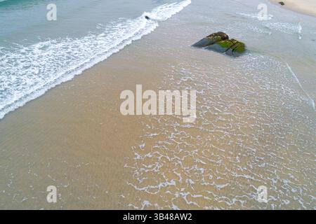 vue aérienne panoramique d'une plage tranquille avec formation rocheuse intéressante et vagues océaniques Banque D'Images