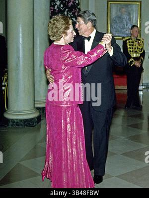 8 avril 2013 - Washington, District of Columbia, États-Unis - le président des États-Unis Ronald Reagan et la première ministre de Grande-Bretagne Margaret Thatcher partagent une danse dans le hall d'entrée de la Maison Blanche à Washington, DC après le dîner en son honneur le mercredi 16 novembre 1988. Thatcher meurt d'un accident vasculaire cérébral à 87 ans le lundi 8 avril 2013. (Crédit image : ©Ron Sachs/CNP via ZUMA Wire) Banque D'Images