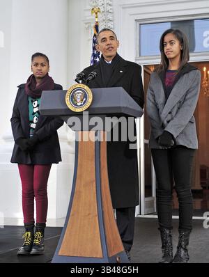 28 novembre 2013 - Washington, District of Columbia, États-Unis - le président des États-Unis Barack Obama pardonne la Turquie de Thanksgiving national lors d'une cérémonie sur le Portique Nord de la Maison Blanche à Washington, DC le mercredi 27 novembre 2013. C'est le 66e anniversaire de la présentation nationale de Thanksgiving en Turquie. (Crédit image : ©Ron Sachs/CNP via ZUMA Wire) Banque D'Images