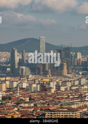 Paysage urbain moderne avec gratte-ciel et projets de construction en cours, représentant le développement urbain et le progrès architectural dans une ville en pleine croissance. Banque D'Images