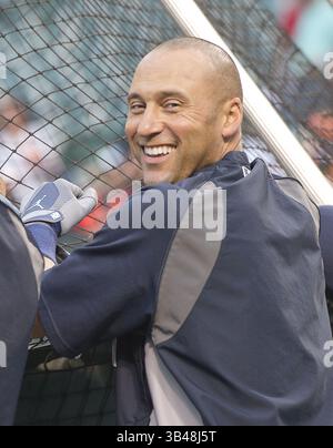 14 septembre 2014 - Baltimore, Maryland, États-Unis - arrêt court des Yankees de New York Derek jeter (2) sourit aux fans appelant son nom alors qu'il regarde l'entraînement de frappe avant le match contre les Orioles de Baltimore à Oriole Park à Camden Yards à Baltimore, MD le dimanche 14 septembre 2014. (Crédit image : ©Ron Sachs/CNP via ZUMA Wire) Banque D'Images