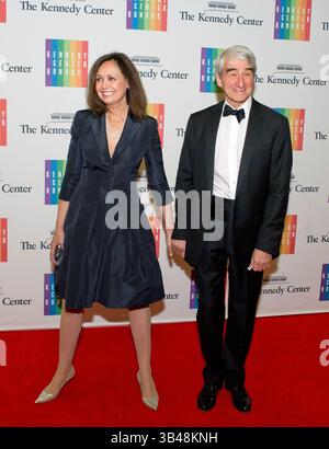Dec. 7, 2013 - Washington, District of Columbia, États-Unis - Sam Waterston et son épouse Lynn arrivent pour le dîner officiel de l'artiste honorant les récipiendaires du Kennedy Center Honors 2013 organisé par le secrétaire d'État des États-Unis John F. Kerry au Département d'État des États-Unis à Washington, DC, le samedi 7 décembre 2013. (Crédit image : ©Ron Sachs/CNP via ZUMA Wire) Banque D'Images