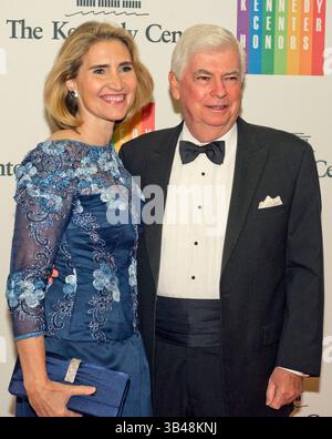 Dec. 7, 2013 - Washington, District of Columbia, États-Unis - L'ancien sénateur américain Christopher J. Dodd (démocrate du Connecticut), qui est actuellement président-directeur général de la Motion Picture Association of America, et son épouse, Jackie Clegg, arrivent pour le dîner officiel de l'artiste honorant les récipiendaires du Kennedy Center Honors 2013 organisé par le secrétaire d'État américain John F. Kerry au département d'État américain à Washington, DC, le samedi 7 décembre 2013. (Crédit image : ©Ron Sachs/CNP via ZUMA Wire) Banque D'Images