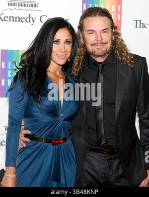 Dec. 7, 2013 - Washington, District of Columbia, USA - Fher Olvera et Monica Noguera Flores arrivent pour le dîner officiel de l'artiste honorant les récipiendaires du Kennedy Center Honors 2013 organisé par le secrétaire d'État américain John F. Kerry au Département d'État américain à Washington, DC le samedi 7 décembre 2013. (Crédit image : ©Ron Sachs/CNP via ZUMA Wire) Banque D'Images