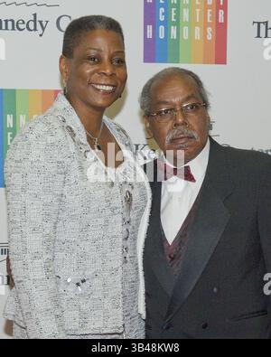 Dec. 8, 2013 - Washington, District of Columbia, États-Unis - Ursula Burns, présidente et PDG de Xerox, et Lloyd Bean arrivent pour le dîner officiel de l'artiste honorant les récipiendaires des prix du Kennedy Center Honors 2013 organisé par le secrétaire d'État des États-Unis John F. Kerry au département d'État des États-Unis à Washington, DC, le samedi 7 décembre 2013. Les lauréats de 2013 sont : la chanteuse d'opéra Martina Arroyo ; le pianiste, claviériste, chef d'orchestre et compositeur Herbie Hancock ; le pianiste, chanteur et compositeur Billy Joel ; l'actrice Shirley MacLaine ; et le musicien et compositeur Carlos Santana. (Crédit image : ©Ron Sachs/CNP Banque D'Images