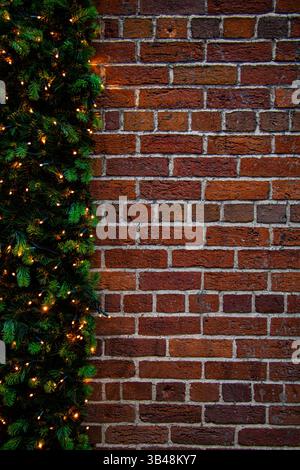 Plan vertical de mur de briques avec guirlandes. Fond de Noël Banque D'Images