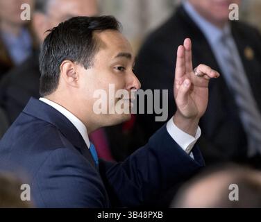 23 mai 2014 - Washington, District of Columbia, États-Unis - le représentant des États-Unis Joaquin Castro (démocrate du Texas) fait un geste à sa famille avant que son frère le maire JuliÃ¯Â¿Â½n Castro de San Antonio, Texas, soit annoncé comme candidat du président américain Barack Obama pour succéder à Shaun Donovan comme secrétaire américain au logement et au développement urbain (HUD) dans la salle à manger d'État de la Maison Blanche à Washington, DC le vendredi 23 mai 2014. (Crédit image : ©Ron Sachs/CNP via ZUMA Wire) Banque D'Images