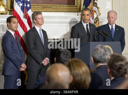 23 mai 2014 - Washington, District of Columbia, États-Unis - le représentant des États-Unis Joaquin Castro (démocrate du Texas) fait un geste à sa famille avant que son frère le maire JuliÃ¯Â¿Â½n Castro de San Antonio, Texas, soit annoncé comme candidat du président américain Barack Obama pour succéder à Shaun Donovan comme secrétaire américain au logement et au développement urbain (HUD) dans la salle à manger d'État de la Maison Blanche à Washington, DC le vendredi 23 mai 2014. (Crédit image : ©Ron Sachs/CNP via ZUMA Wire) Banque D'Images