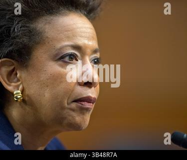 29 janvier 2015 - Washington, District of Columbia, États-Unis - Loretta Lynch, procureure des États-Unis pour le district est de New York, Département de la Justice des États-Unis, Brooklyn, NY témoigne devant le Comité sénatorial américain sur la magistrature pour confirmer sa nomination en tant que procureure générale des États-Unis au Capitol Hill à Washington, D.C. le mercredi 28 janvier 2015. Elle remplacera le procureur général américain Eric Holder. (Crédit image : ©Ron Sachs/CNP via ZUMA Wire) Banque D'Images