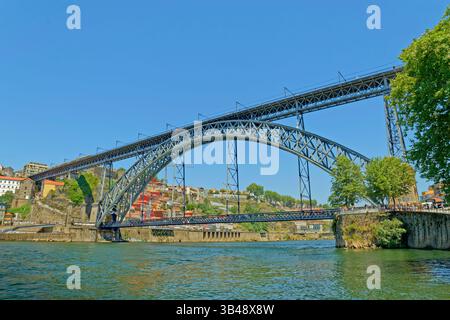 Le fleuve Douro et le pont Dom Luis 1 de la région de Vila Nova de Gaia à Porto dans le nord du Portugal. Banque D'Images