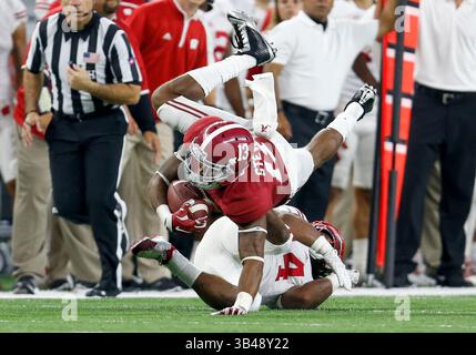 5 septembre 2015 : le receveur ArDarius Stewart (13 ans) est attaqué par le Wisconsin Badgers Safety D'Cota Dixon (14 ans) lors du match de football Advocate Classic entre les Wisconsin Badgers et l'Alabama Crimson Tide au AT&T Stadium d'Arlington, Texas ; Tim Warner/CSM. (Crédit image : © Tim Warner/CSM via ZUMA Wire) Banque D'Images