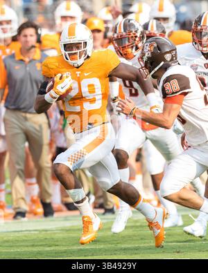5 septembre 2015 : Evan Berry #29 des bénévoles du Tennessee dirige la balle pendant le match de football de la NCAA entre les bénévoles de l'Université du Tennessee et les Bowling Green Falcons au Nissan Stadium de Nashville, TN Tim Gangloff/CSM(crédit image : © photographe :Tim Gangloff/CSM via ZUMA Wire) Banque D'Images