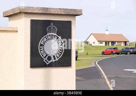 Portrush, Irlande du Nord - 29 avril 2025 : entrée au Royal Portrush Golf Club, qui accueille le 153e championnat Open, emblème du club sur le pilier. Banque D'Images