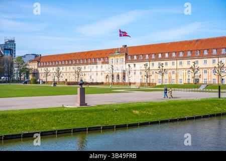 Rosenborg Barracks se dresse majestueusement à Copenhague, abritant le Royal Danish Life Guard. Les visiteurs apprécient le cadre verdoyant et l'architecture impressionnante par une journée ensoleillée. Banque D'Images