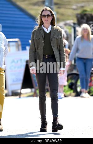 Île de Mull, Royaume-Uni. 30 avril 2025. Le prince et la princesse de Galles, connus sous le nom de duc et duchesse de Rothesay lors de leur séjour en Écosse, rencontrent ceux qui gèrent le service public de ferry ainsi que les membres de la communauté qui l'utilisent avant de prendre le ferry à travers l'eau pour l'île d'Iona, le dernier jour de la visite royale à l'île de Mull. Crédit : Doug Peters/EMPICS/Alamy Live News Banque D'Images