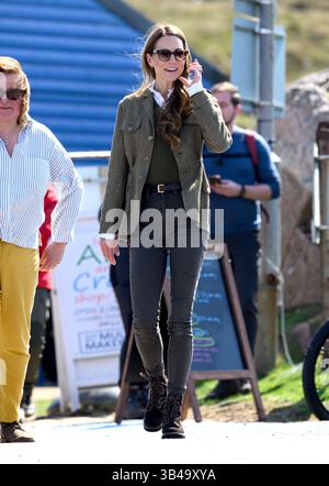 Île de Mull, Royaume-Uni. 30 avril 2025. Le prince et la princesse de Galles, connus sous le nom de duc et duchesse de Rothesay lors de leur séjour en Écosse, rencontrent ceux qui gèrent le service public de ferry ainsi que les membres de la communauté qui l'utilisent avant de prendre le ferry à travers l'eau pour l'île d'Iona, le dernier jour de la visite royale à l'île de Mull. Crédit : Doug Peters/EMPICS/Alamy Live News Banque D'Images
