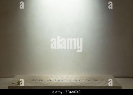 Rome, Italie. 27 avril 2025. Le tombeau du pape François à l'intérieur de la basilique Santa Maria Maggiore à Rome crédit : Agence photo indépendante/Alamy Live News Banque D'Images