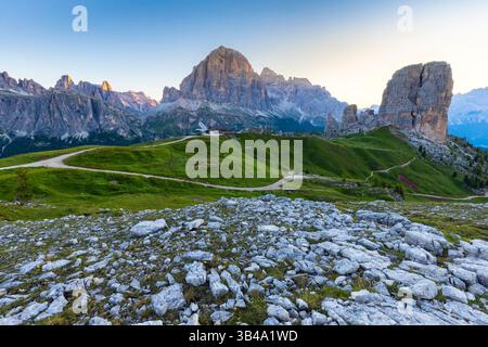 Vue sur les sommets des Cinque Torri et Tofana di Rozes en été au lever du soleil. Cortina d'Ampezzo, Province de Belluno, Vénétie, Italie, Europe. Banque D'Images
