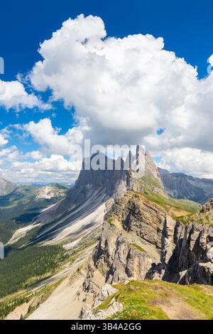 Vue sur les montagnes Odle depuis Seceda en été. Ortisei, province de Bolzano, Trentin-Haut-Adige, Italie. Banque D'Images