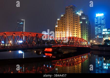 25 juil. 2014 - Shanghai, Chine - le pont de Waibaidu, appelé le pont du jardin en anglais, illuminé la nuit. C'est le premier pont entièrement en acier, et le seul exemple survivant de pont en treillis à dos de chameau, en Chine. Le quatrième pont étranger construit à son emplacement depuis 1856, en aval de l'estuaire de la rivière Suzhou, près de sa confluence avec la rivière Huangpu, adjacent au Bund dans le centre de Shanghai, reliant les districts de Huangpu et Hongkou, le pont actuel a été ouvert le 20 janvier 1908, et est l'un des monuments de Shanghai. (Crédit image : © Sergi Reboredo/ZUMA Wire/ZUMA Banque D'Images