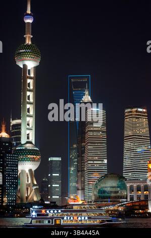 Pudong Skyline, la nuit, Shanghai, Chine. Horizon de Pudong vu du Bund, avec tour de Perle orientale et tour de Jin Mao, Shanghai, Chine. Le mot « Bund » signifie un remblai ou un quai embrevé. Le mot vient du groupe de mots persans, par Hindstani, signifiant un remblai, levee ou barrage (un connu des termes anglais 'BIND', 'bond' et 'band', et le mot allemand 'Bund', etc.). Il est ainsi nommé d'après les bunds/lévés de Bagdad le long du Tigre, lorsque les Juifs Baghdadi, comme la famille Sassoon éminente, ont installé leurs affaires à Shanghai au XIXe siècle et ont construit des heavi Banque D'Images