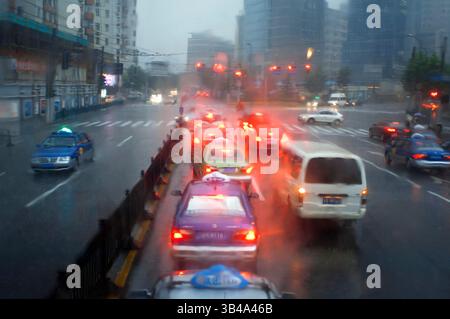 Jul 28, 2014 - Shanghai, Chine - embouteillage un jour de pluie à Shanghai. (Crédit image : © Sergi Reboredo/ZUMA Wire/ZUMAPRESS.com) Banque D'Images