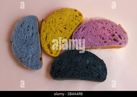 Pain au levain, pain coloré artisanal coupé en morceaux, vue de dessus, gros plan Banque D'Images