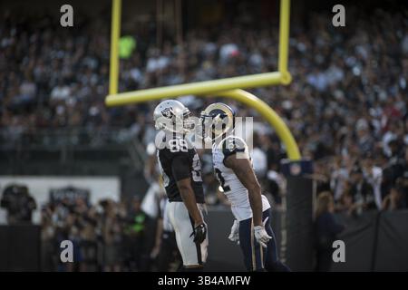 14 août 2015 - Oakland, CA, USA - Amari Cooper, nouvellement acquis, reçoit quelques mots de Rams Truman Johnson dans la première moitié. (Crédit image : © Paul Kuroda via ZUMA Wire) Banque D'Images