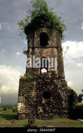 15 oct. 2014 - Philippines - Eglise des ruines de Cagsawa. Bicol. Sud-est de Luzon. Philippines. Les ruines de Cagsawa (également orthographiées Kagsawa ou Cagsaua) sont les vestiges d'une église franciscaine du XVIIIe siècle, l'église de Cagsawa. Il a été construit en 1724, mais a été détruit par l'éruption du volcan Mayon en 1814. Il est situé à Barangay Busay, Cagsawa, dans la municipalité de Daraga, Albay, Philippines. Les ruines, actuellement protégées dans un parc supervisé par le gouvernement municipal de Daraga et le Musée national des Philippines, sont l'une des destinations touristiques les plus populaires de la région. L'Inter Banque D'Images