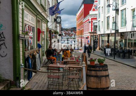 Vue sur la rue dans le quartier historique de la ville, pittoresque Ovre Strandgate. Stavanger, Norvège. Banque D'Images
