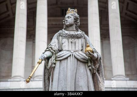 Statue de la reine Victoria devant la cathédrale St Pauls Londres Royaume-Uni Banque D'Images