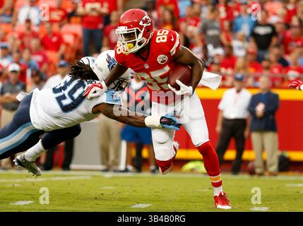 28 août 2015 : Frankie Hammond (85), receveur des Kansas City Chiefs, échappe au tacle des Tennessee Titans Strong Safety Daimion Stafford (39) lors du match de pré-saison de la NFL entre les Tennessee Titans et les Kansas City Chiefs au stade Arrowhead de Kansas City, MO Tim Warner/CSM.(crédit image : © Tim Warner/CSM via ZUMA Wire) Banque D'Images