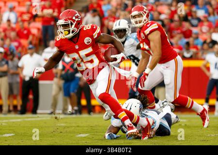 28 août 2015 : Frankie Hammond (85), receveur des Kansas City Chiefs, échappe au tacle des Tennessee Titans Strong Safety Daimion Stafford (39) lors du match de pré-saison de la NFL entre les Tennessee Titans et les Kansas City Chiefs au stade Arrowhead de Kansas City, MO Tim Warner/CSM.(crédit image : © Tim Warner/CSM via ZUMA Wire) Banque D'Images