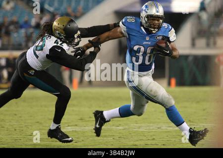 28 août 2015 : RB George Winn (38) est abattu par S Matt Daniels (42) pendant la seconde moitié du match de pré-saison de la NFL entre les Jaguars de Jacksonville et les Lions de Détroit à EverBank Field à Jacksonville, FL. Jared Bludsworth/CSM(crédit image : © Jared Bludsworth/CSM via ZUMA Wire) Banque D'Images