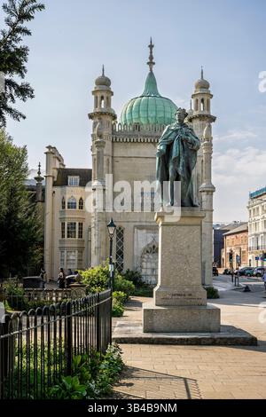 Statue du roi george IV au Brighton Royal Pavilion Gardens à Brighton, Sussex, Royaume-Uni, le 27 avril 2025 Banque D'Images