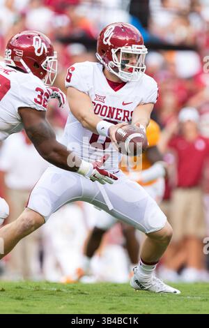 12 septembre 2015 : Baker Mayfield #6 des Oklahoma Sooners remet le ballon pendant le match de football de la NCAA entre les bénévoles de l'Université du Tennessee et les Oklahoma Sooners au Neyland Stadium de Knoxville, TN Tim Gangloff/CSM(crédit image : © photographe :Tim Gangloff/CSM via ZUMA Wire) Banque D'Images