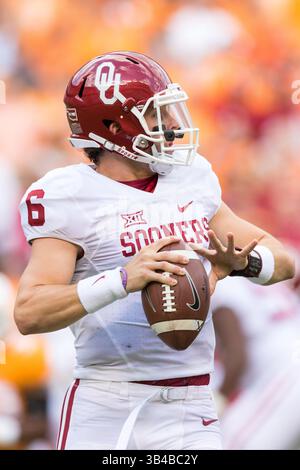 12 septembre 2015 : Baker Mayfield #6 des Oklahoma Sooners lance la balle pendant le match de football de la NCAA entre les bénévoles de l'Université du Tennessee et les Oklahoma Sooners au Neyland Stadium de Knoxville, TN Tim Gangloff/CSM(crédit image : © photographe :Tim Gangloff/CSM via ZUMA Wire) Banque D'Images