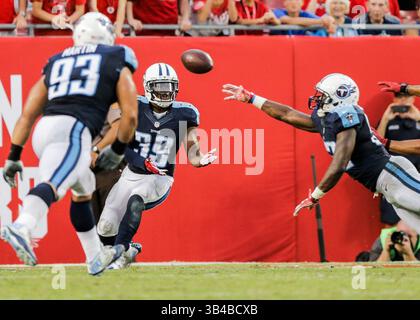 13 septembre 2015 - Tampa, Floride, États-Unis - Tennessee Titans Strong Safety Daimion Stafford (39) tente d'intercepter une passe des Bucs dans la zone finale lors de la saison régulière 2015 de la NFL lors d'un match entre les Buccaneers de Tampa Bay et les Titans du Tennessee au Raymond James Stadium de Tampa, en Floride. (Crédit image : © Scott Kelby via ZUMA Wire) Banque D'Images