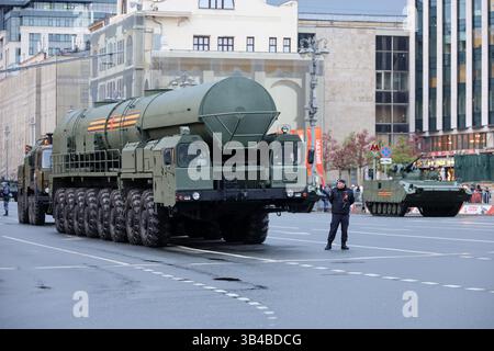 Arme nucléaire, système de missiles stratégiques russe 'Yars' dans la rue de la ville avant le défilé du jour de la victoire à Moscou Banque D'Images