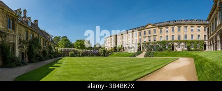 Oxford, Angleterre, Royaume-Uni, 30 avril 2025. Météo britannique : les gens apprécient la belle journée chaude et ensoleillée dans la ville universitaire. La wisteria est en pleine floraison dans les terrains du Worcester College vu dans un panorama cousu si le quad principal. Crédit : Sally Anderson/Alamy Live News Banque D'Images