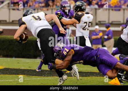 5 septembre 2015 : le linebacker Montese Overton (51 ans) des East Carolina Pirates lie le quarterback Connor Frazier (4 ans) des Towson Tigers lors du match de football NCAA entre les Townson Tigers et les East Carolina Pirates au Dowdy Ficklen Stadium de Greenville, Caroline du Nord. Scott Kinser/CSM(image de crédit : © Scott Kinser/CSM via ZUMA Wire) Banque D'Images