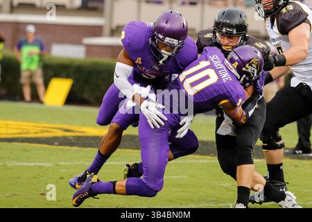 5 septembre 2015 : le défenseur Rocco Scarfone (10 ans) des East Carolina Pirates prend le quarterback Connor Frazier (4 ans) des Towson Tigers pour une défaite au deuxième quart-temps du match de football NCAA entre les Townson Tigers et les East Carolina Pirates au Dowdy Ficklen Stadium de Greenville, Caroline du Nord. Scott Kinser/CSM(image de crédit : © Scott Kinser/CSM via ZUMA Wire) Banque D'Images